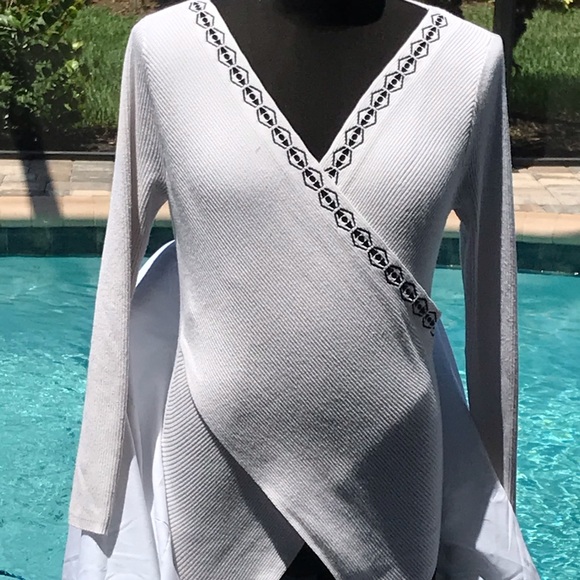 Size large V-neck sweater. Cream and black. - Picture 1 of 8